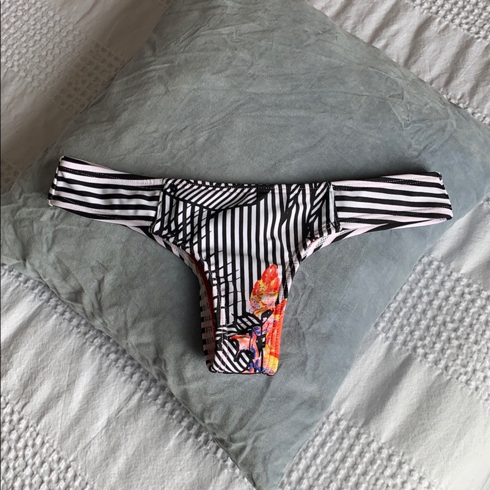 NWOT Volcom striped bathing suit bottoms S